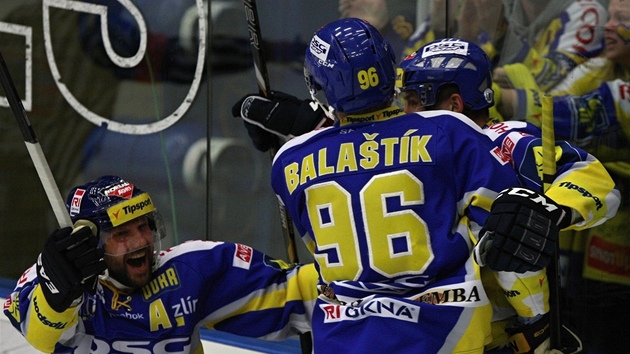 Zlnt hokejist se raduj z prvnho glu v ptm finle hokejov extraligy proti Plzni.