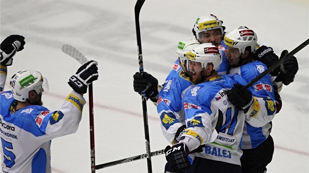 Plzetí hokejisté se radují z gólu na led Zlína.