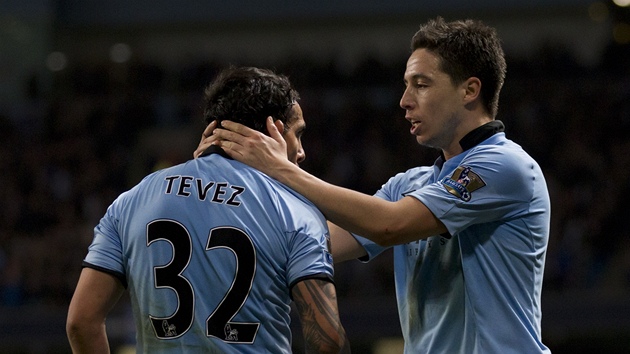 Carlos Tvez (vlevo) a Samir Nasri z Manchesteru City slav gl prvnho jmenovanho.