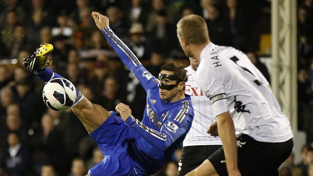 Fernando Torres v modrm dresu Chelsea stl na branku Fulhamu.