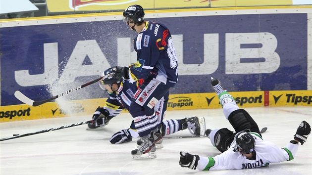 Boleslavsk hokejista Tom Nouza (v blm) pad v duelu s Libercem.