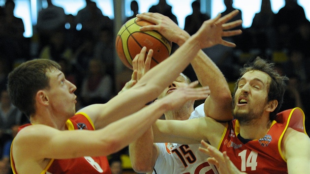 Dnsk basketbalista Jakub Houka (v blm) se tla pes pardubick Ondeje Peterku (vlevo) a Travise Nelsona.