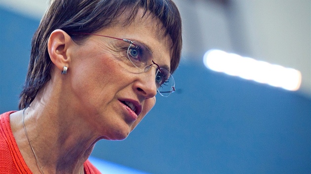 Alena Hanáková (TOP09) během tiskové konference po jednání vlády, která odsouhlasila církevní restituce (Praha, 11. ledna, 2012)