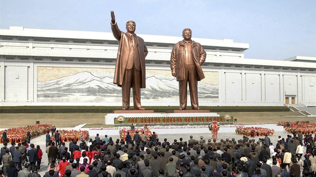 Severokorejci se pili poklonit k sochm uctvanch vdc Kim Ir-sena a Kim ong-ila.  