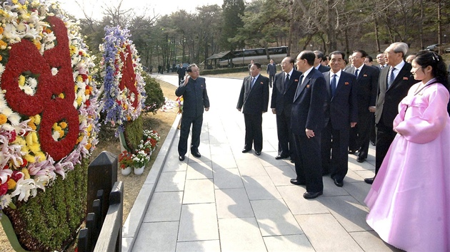 Severokorejci si pipomnaj narozen zakladatele sttu Kim Ir-sena. 