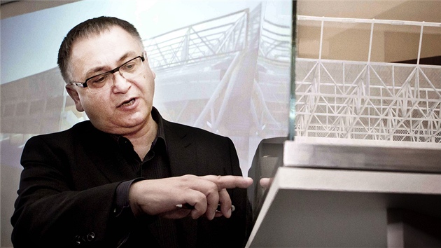 Architekt Oleg Haman ukazuje model novho fotbalovho stadionu v Hradci Krlov.