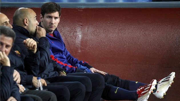 JEN NA LAVICE. Lionela Messiho nepustilo do zkladn sestavy Barcelony zrann svalu na prav noze, kter utrpl v prvnm utkn.