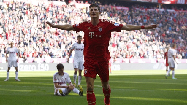 BAYERN VEDE 2:0. Gl v sti Norimberku slav tonk Mario Gomez.