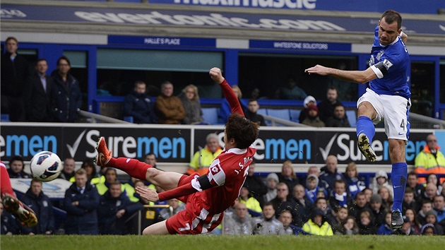 GL. Darron Gibson z Evertonu (vpravo) skruje do brny Queens Park Rangers.