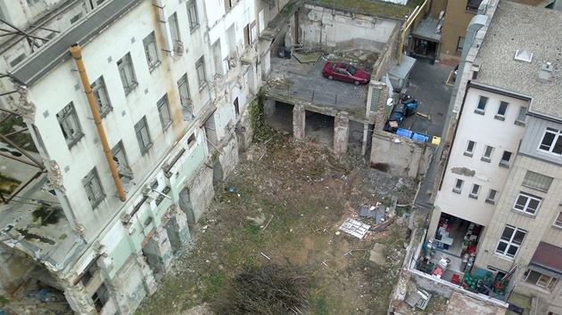 Torzo budovy v Opletalov ulici. V plnu je zbourat s nronm domem dvorn pstavby hotelu Jalta i torzo bval Akciov tiskrny, z n zbyla jen st fasdy.