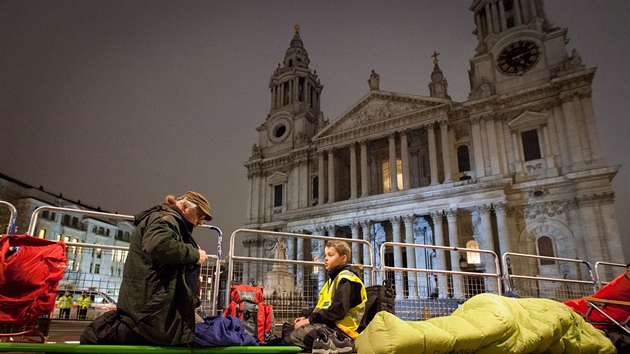 Nkteí lidé strávili chladnou noc ped katedrálou sv. Pavla, kde se obad bude