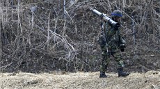 Jihokorejský voják bhem spolených manévr s americkými jednotkami (9. dubna...
