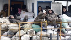 Severokorejci na lodi plující po ece Yalu, která tvoí hranici s ínou (11....