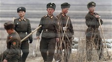 Severokorejtí vojáci vymnili puky za lopaty a vyrazili na pole (14. dubna