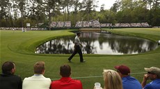 Turnaj Masters v americké August - Tiger Woods na patnácté jamce.