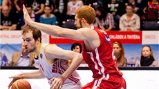 S míčem dribluje pardubický Travis Nelson, brání ho Drew Naymick z Nymburka. S míčem dribluje pardubický Travis Nelson, brání ho Drew Naymick z Nymburka.