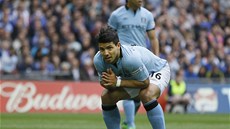 Sergio Aguero z Manchesteru City lituje zahozené ance v duelu Anglického