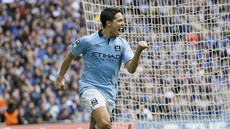 JE TO PARÁDA. Samir Nasri slaví branku do sít Chelsea.