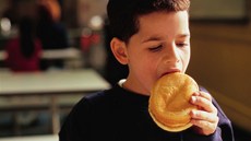 Školáci často obědvají ve fast foodech, běžně pijí také energetické drinky, Školáci často obědvají ve fast foodech, běžně pijí také energetické drinky,