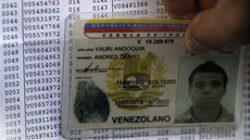 venezuelský mladík si na voliském seznamu kontroluje, do jaké místnosti má