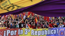 Demonstranti se seli pod heslem "Pry s monarchií, za tetí republiku".