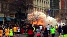 V cíli maratonu v americkém Bostonu v pondlí dolo ke dvma silným explozím.