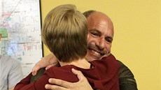 Zaměstnanci Denver Post se objímají v redakci po oznámení zisku jedné z Zaměstnanci Denver Post se objímají v redakci po oznámení zisku jedné z