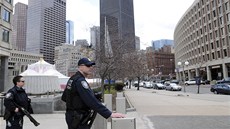 Policisté steí prázdné ulice Bostonu (19. dubna 2012)