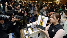 Japonci stojí fronty na nový román Harukiho Murakamiho. 