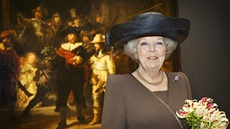 Královna Beatrix před Rembrandtovým obrazem při otevírání amsterodamského Královna Beatrix před Rembrandtovým obrazem při otevírání amsterodamského