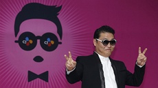 Raper PSY ped vystoupení na stadiónu Sangam v Soulu