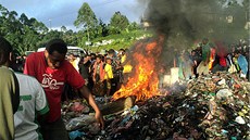 Obyvatelé města Mount Hagen v Papui-Nové Guineji sledují veřejné upálení ženy, Obyvatelé města Mount Hagen v Papui-Nové Guineji sledují veřejné upálení ženy,