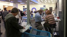 Obchody operátorů v sobotu 13.4., těsně po představení nových výrazně Obchody operátorů v sobotu 13.4., těsně po představení nových výrazně