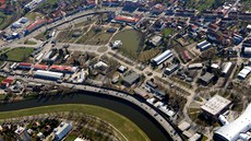 Českobudějovické výstaviště rámují řeka Vltava a Husova třída. Areálem prochází Českobudějovické výstaviště rámují řeka Vltava a Husova třída. Areálem prochází