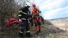 Pratí hasii zachraovali mue, který pi procházce sklouzl ze skály.