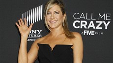 Jennifer Anistonová na premiée filmu Call Me Crazy v Los Angeles