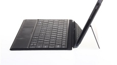Odepínatelná klávesnice, výklopný stojánek a dotykové pero dlají z tabletu Surface PRO pracovní nástroj.