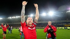 Útočník Craig Bellamy z Cardiffu se raduje z postupu do Premier League. Útočník Craig Bellamy z Cardiffu se raduje z postupu do Premier League.