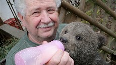 Filmař Václav Chaloupek se na své hájence stará o dvě medvíďata Martina a Agátu. Filmař Václav Chaloupek se na své hájence stará o dvě medvíďata Martina a Agátu.