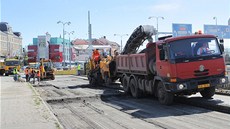 Oprava mostu na kiovatce U Jána v Plzni zaala v polovin dubna. Auta jedoucí od Prahy smrem na Domalice se musela vtsnat jen do jednoho pruhu.
