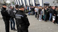 Ve frontě na vstupenky čekaly stovky lidí. Někteří už přišli k pokladnám ve Ve frontě na vstupenky čekaly stovky lidí. Někteří už přišli k pokladnám ve