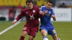 Alan Kasajev (vlevo) z Kazan v souboji s Cesarem Azpilicuetou z Chelsea.