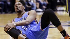 Kevin Durant z Oklahoma City se drí za koleno.