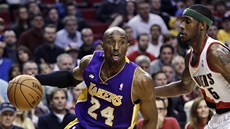Kobe Bryant (vlevo) z LA Lakers obchází portlandského Willa Bartona. Kobe Bryant (vlevo) z LA Lakers obchází portlandského Willa Bartona.