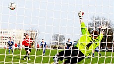 Radim Holub (v červeném) z Chrudimi se prosazuje z penalty v duelu s Kladnem. Radim Holub (v červeném) z Chrudimi se prosazuje z penalty v duelu s Kladnem.