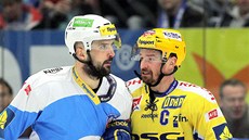 Zlínský hokejista Petr Čajánek (vpravo) se přetlačuje s plzeňským Pavlem Zlínský hokejista Petr Čajánek (vpravo) se přetlačuje s plzeňským Pavlem