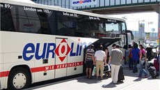 Autobus spolenosti Eurolines v nmeckém Stuttgartu
