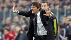 DIRIGENT. Trenér Antonio Conte udává pokyny fotbalistm Juventusu.