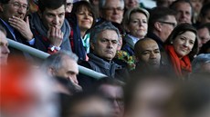 NA VÝZVDÁCH. José Mourinho, trenér fotbalist Realu Madrid, sleduje ve Fürthu