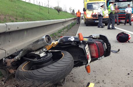 Motorká náraz do svodidel nepeil. Ilustraní snímek